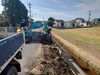 重機で路面を均していきます「お仕事紹介：道路のり面／防草シート張り　島根県　出雲市」