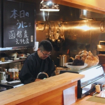 職人と顔を合わせられるカウンター席☆
手仕事を垣間見られます！「新鮮ウニ料理専門店 海栗屋（うにや）市川」