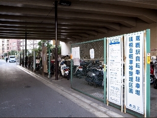 「曙橋駅自転車駐輪場」外苑東通り沿い曙橋高架下の駐輪場