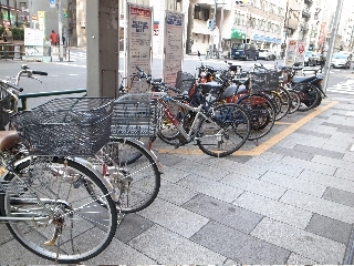 「新宿御苑前駅自転車駐輪場」東京メトロ新宿御苑前駅すぐの自転車等整理区画