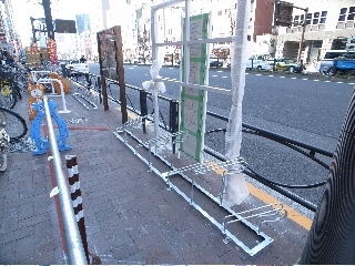 「四谷三丁目駅自転車駐輪場」四谷三丁目駅すぐの路上自転車等駐輪場