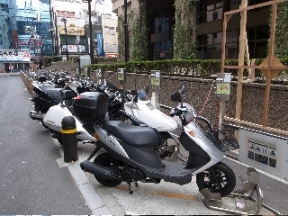 「区役所脇路上自転車等駐輪場」区役所本庁舎脇にある自転車等駐輪場