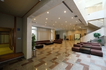 伊丹市営斎場の地階には大・小2つの式場がございます。「歩あゆみホール」