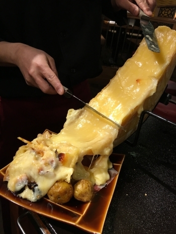 目の前でたっぷりのチーズがトロける景色は圧巻です！！「イタリアンバル ワインと泡の店 33」