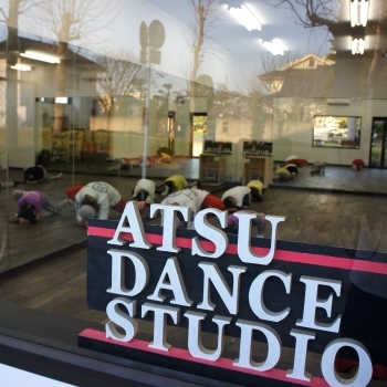 ゆりのき通りに面した建物で、1階はスタジオ、2階は休憩室です「ATSU★DANCE STUDIO」