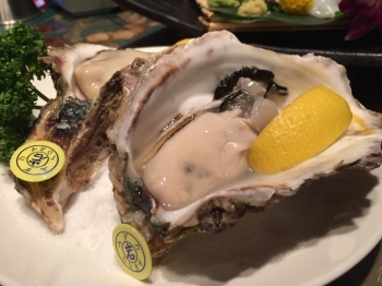 季節による旬な海鮮…この日は大ぶりの岩牡蠣「レストランバー カルカル」