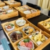 彩り豊かな料理はお祝いにぴったり「馬込斎場・馬込霊園そば｜法事・家族葬に懐石弁当「月」二段重を斎場・ご自宅へお届け」