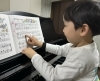 指をさしながら音読み中!読めるようになったので笑顔「唐橋&吉祥院のピアノ教室♪「ピアノ楽しい!」と笑顔あふれるレッスン♪【南区&下京区のピアノ・リトミック・英語リトミック・ベビーリトミック】」