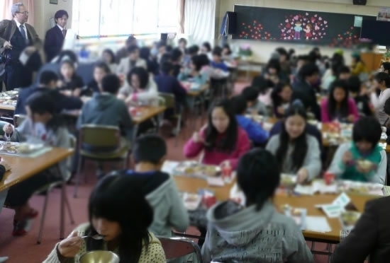 西菅小学校児童が〝西菅小レストラン〟でフランス料理フルコースで給食