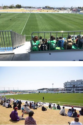 上：メインスタンド側（椅子席）
下：バックスタンド側（芝生席）「ヴァンラーレ八戸FC」
