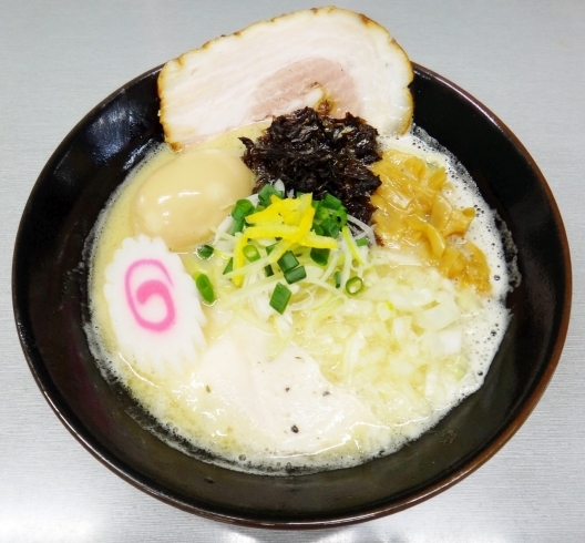 「麺家 幸乃鶏（メンヤ コウノトリ）」じっくり煮込んだスープが本格派！　鶏白湯らーめんと中華そばの店