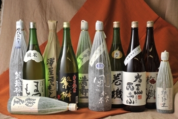 日本酒は、品質を保つ為低温冷蔵庫、セラーにて管理しています「酒のしがらき」