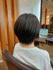 「学生も大人っぽく決まる！清潔感とすっきり感のある丸みショート【諏訪市の美容室】」