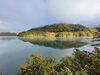 牧尾ダム右岸道路からの気嵐と紅葉「本日は大学生の自転車レースがあります。【木曽 遊び ｱｸﾃｨﾋﾞﾃｨ― 王滝村 林鉄バイク E-MTB・MTBレンタル】」