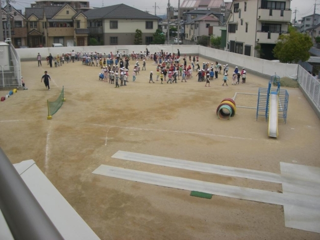 「小学校では遅すぎる」