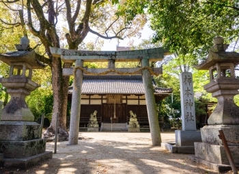 神格化された柿本人麻呂を祀る柿本神社「柿本山 影現寺」