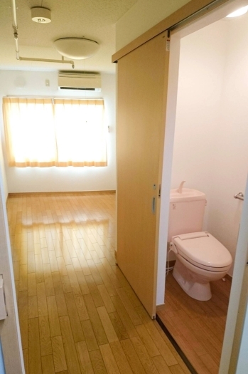 バリアフリーのトイレも設備。明るく清潔感のある居室です。「住宅型有料老人ホーム Cuoreゆたか ー築地の家ー」