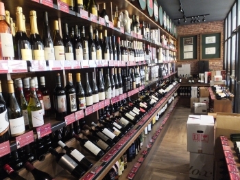 ワインセラーには常時300種類以上のワインを貯蔵しています「酒専門店グランツ」
