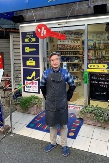 店長の上田です。私にお任せください。「ソーイングBOX 塚口駅前店」