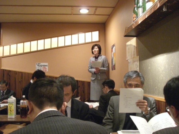 市長、はじめのコーナーでは、尼崎市の来年度予算・施策についてご説明。
いつもながら立ち姿は凛々しい。
