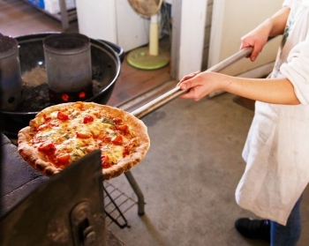 石窯で焼く、本格的なピザ作りを体験してみませんか？「シーサイドガーデン」