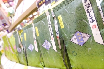 深蒸し茶は、通常よりコクや旨みがぐ～っと引き出された緑茶です「静岡ヤマサ園 エルミこうのす店」