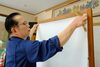 障子の張替作業。お客様の「良くなった」という嬉しい声が励み。「石田表具店」