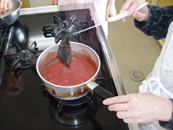 トマトソースを煮詰めます。