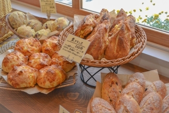 フランスパン生地を使用したパンは小麦本来の旨味が味わえます「ベーカリーつむぎ」