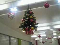 まず1本目。JR稲毛駅の構内から。天井にぶらさがったクリスマスツリーです。