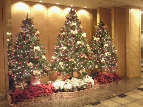 東京都内のとあるホテル内にあった豪華なクリスマスツリー。