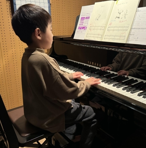 初めてだから、ドキドキ！楽しく集中してる5歳くん「ポケモン大好きっ子達のピアノ練習♪楽しみなクリスマスコンサートも間近！【南区＆下京区のピアノ・リトミック・英語リトミック・ベビーリトミック】」