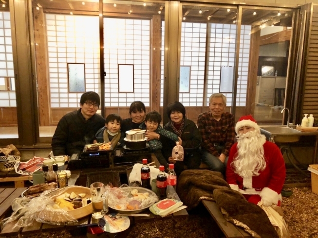 子供も大人も、サンタさんが来ると、みんな喜びました「メリークリスマス！  サンタさんが来たよ！」