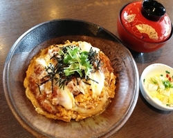 人気のカツ丼膳1,300円「旨いとんかつ かつふじ」