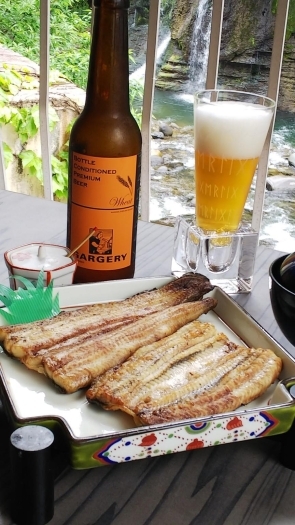 白焼はプレミアムビール「ガージェリー」と一緒に。「旭亭」