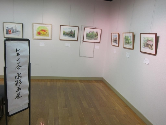 「10月市民ギャラリーの展覧会　レモンの会水彩画展（エプロン）」