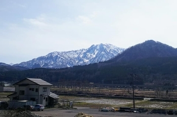 雄大な鉾が岳を望む「手打ちそば菊右ヱ門」