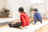 ボールに乗ってバランス感覚を養います。「【西葛西の民間学童】スポーツ・体力系のプログラム（体操、空手、走り方教室など）🌱江戸川区清新町 芽育kids」