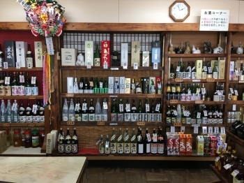 常温棚。左側は日本酒中心。「鏑木酒店」