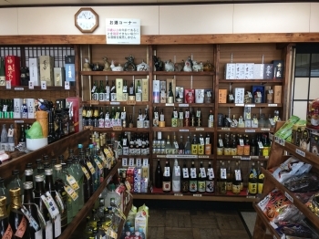 常温棚。右側は焼酎中心。「鏑木酒店」