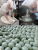 一手間二手間！　早朝から職人の手により丁寧に製造しています！「亀家本舗」
