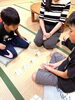 仲間と楽しく、知的好奇心を刺激「ゲームや歌で英語を楽しむ！学習塾コース英語レッスンの様子」