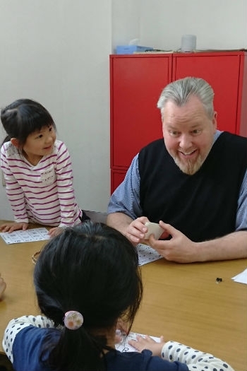 幼児～小学生低学年は歌って踊って英語を楽しみます★「Spark蘇我 英会話」