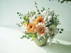 綿の実とふわふわ系のお花を合わせたアレンジメント。「クリスマスカラーのお花」