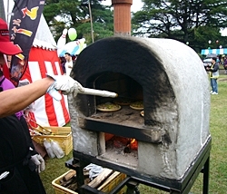 商工祭や農業祭などのイベント限定ピザ。この窯が目印です。