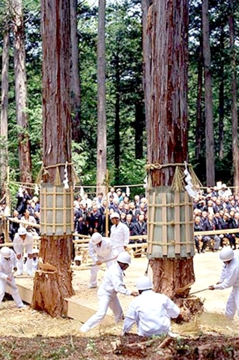 御神木祭　三紐切りの儀式　伊勢神宮にも深く関わっています。「木曽官材市売協同組合」