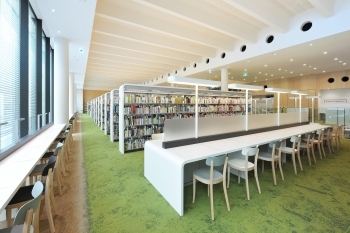 写真：中央館2階「福知山市立図書館 中央館」