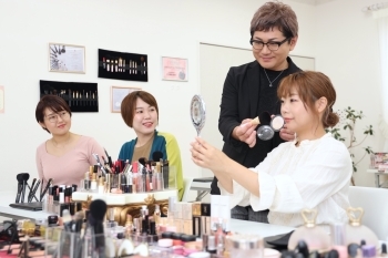 自宅でもプロの技術を！
セルフメイクレッスン（￥4,400）「D・A・I makeup studio（DAIメイクアップスタジオ）」