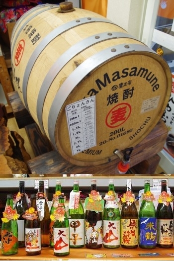 大人気の樽貯蔵の焼酎の量り売りや季節毎の試飲会も行っています「松本酒店 酒のアイコウ」