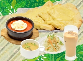 セットのナンはチーズナンにも変更OK！「NEPAL CURRY SAKURA（ネパールカレーサクラ）くるめりあ六ツ門店」